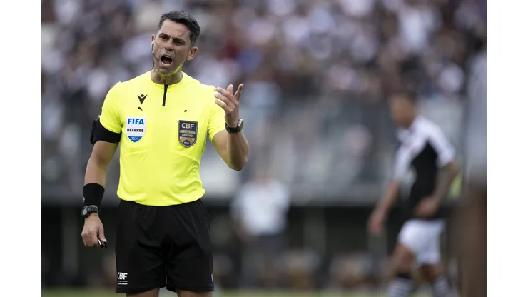 O arbitro Flavio Rodrigo de Souza durante partida entre Vasco e Gremio no estadio Sao Januario pelo campeonato Brasileiro A 2024. Foto: Jorge Rodrigues/AGIF