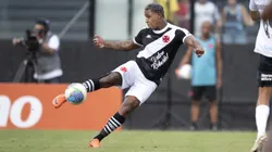 David jogador do Vasco chuta para marcar seu gol durante partida contra o Gremio no estadio Sao Januario pelo campeonato Brasileiro A 2024. Foto: Jorge Rodrigues/AGIF