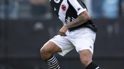 Matheus Carvalho comemorando o segundo gol do Vasco contra o Grêmio pela primeira rodada do Brasileirão 2024.