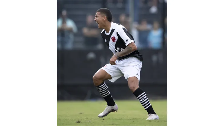 Matheus Carvalho comemorando o segundo gol do Vasco contra o Grêmio pela primeira rodada do Brasileirão 2024.