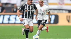 Fagner (D), do Corinthians, teve não expulsão polêmica contra o Galo.