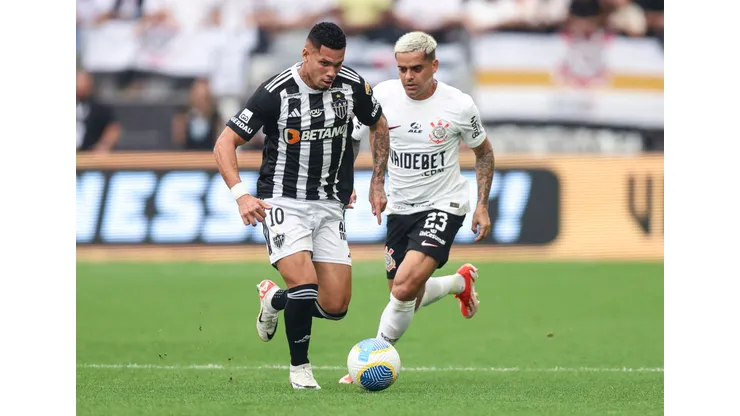 Fagner (D), do Corinthians, teve não expulsão polêmica contra o Galo.