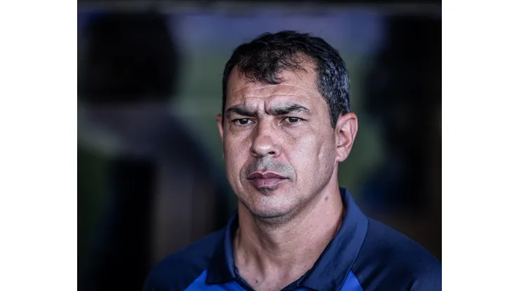 Carille autorizou negociação para renovar com o volante João Schmidt no Santos