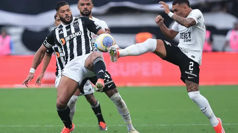 Mateuzinho jogador do Corinthians disputa lance com Hulk jogador do Atletico-MG durante partida no estadio Arena Corinthians pelo campeonato Brasileiro A 2024.