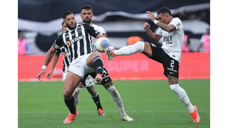 Mateuzinho jogador do Corinthians disputa lance com Hulk jogador do Atletico-MG durante partida no estadio Arena Corinthians pelo campeonato Brasileiro A 2024.