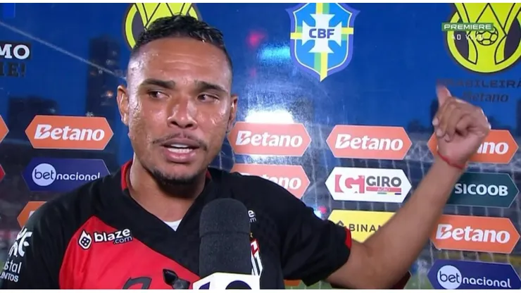 Luiz Fernando, atacante do Atlético-GO, reclama da arbitragem contra o Flamengo - Foto: Reprodução/Premiere