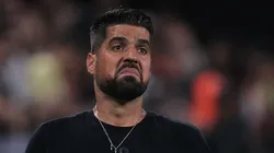 António Oliveira durante partida pela Copa Sul-Americana 2024. Técnico é questionado na estreia do Brasileirão.