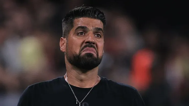 António Oliveira durante partida pela Copa Sul-Americana 2024. Técnico é questionado na estreia do Brasileirão.
