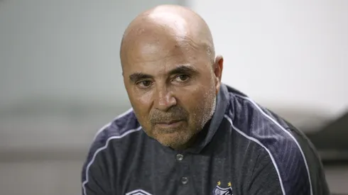 Jorge Sampaoli dirigindo o Santos em partida pelo Campeonato Brasileiro de 2019, contra o Botafogo, no dia 03/11.