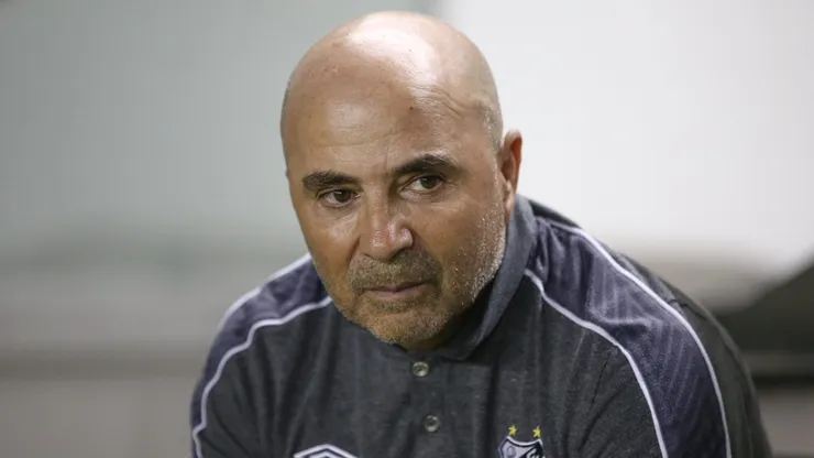 Jorge Sampaoli dirigindo o Santos em partida pelo Campeonato Brasileiro de 2019, contra o Botafogo, no dia 03/11.