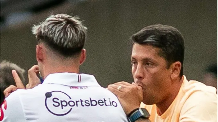 Thiago Carpini dá instrução para Calleri durante partida contra o Palmeiras. Treinador está pressionado no SP.