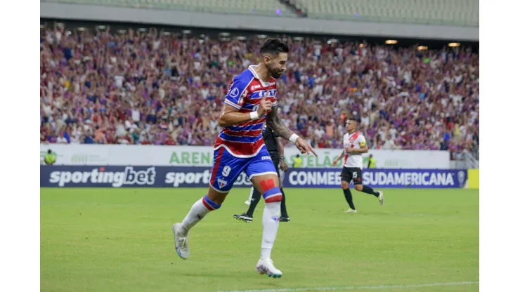 Lucero comemorando gol pelo Fortaleza na Sul-Americana