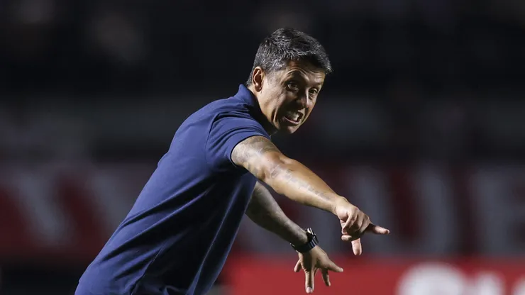Técnico Thiago Carpini gesticula com os jogadores na beira do gramado em São Paulo e Fortaleza, no Morumbis. Foto: Alexandre Schneider/Getty Images)