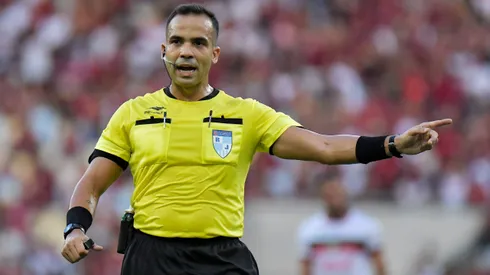 Árbitro Alex Gomes Stefano em ação -Foto: Thiago Ribeiro/AGIF