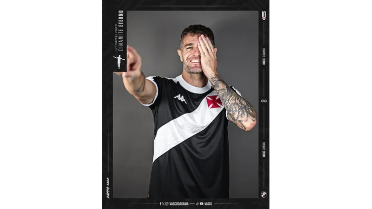 Vegetti com a camisa do Vasco, em homenagem a Roberto Dinaite, maior ídolo do clube. (Foto Leandro Amorim/Vasco da Gama)