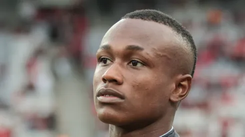 Nathan Fernandes antes da partida contra o Athletico-PR pelo Brasileirão 2023. Jogador pode ser envolvido em troca.