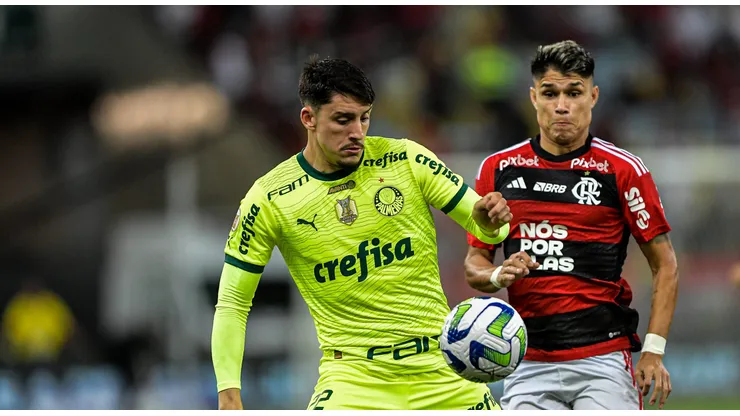 Jogadores de Flamengo e Palmeiras em Flamengo x Palmeiras pelo Brasileirão 2023.