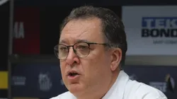 Marcelo Teixeira responde jornalistas em coletiva na Vila Belmiro. Presidente encerra especulação envolvendo dois veteranos.