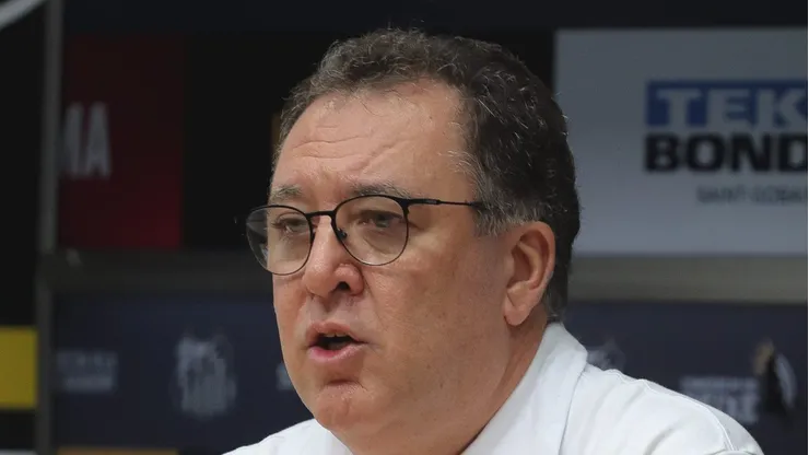 Marcelo Teixeira responde jornalistas em coletiva na Vila Belmiro. Presidente encerra especulação envolvendo dois veteranos.