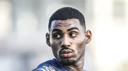 Joaquim durante treino no Centro de Treinamento CT Rei Pelé. Defensor desperta interesse de clubes brasileiros.