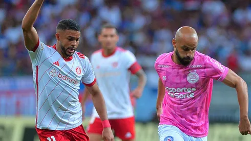 Wanderson e Thaciano dividem a bola em confronto entre Internacional e Bahia. Foto: Walmir Cirne/AGIF