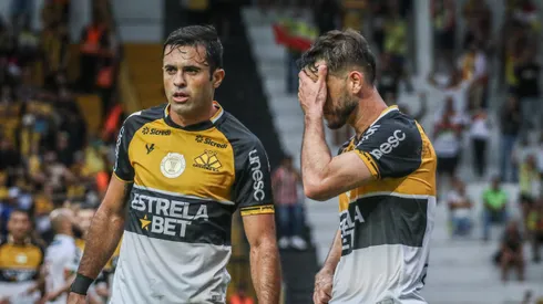 Eder e Felipe Mateus jogador do Criciuma durante partida contra o Brusque no estadio Heriberto Hulse pelo campeonato Catarinense 2024. Foto: Leonardo Hubbe/AGIF