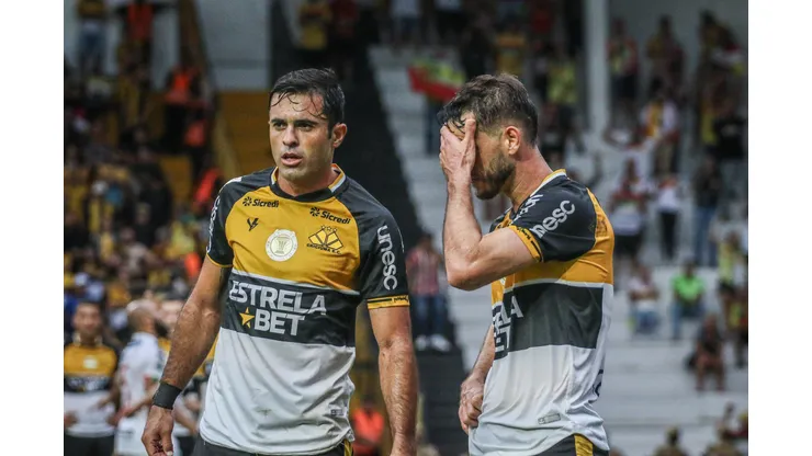 Eder e Felipe Mateus jogador do Criciuma durante partida contra o Brusque no estadio Heriberto Hulse pelo campeonato Catarinense 2024. Foto: Leonardo Hubbe/AGIF