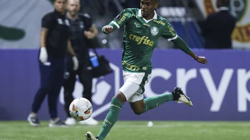 Estêvão do Palmeiras atuando na Libertadores 2024 no Allianz Parque (Foto de Alexandre Schneider/Getty Images)