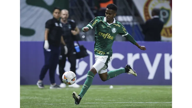 Estêvão do Palmeiras atuando na Libertadores 2024 no Allianz Parque (Foto de Alexandre Schneider/Getty Images)