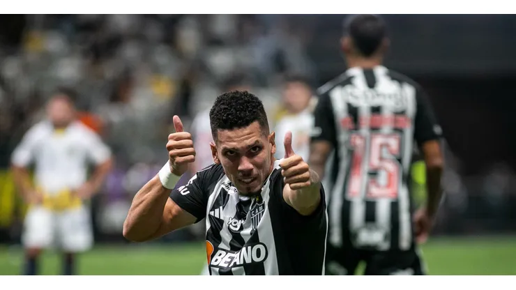 Paulinho comemorando o gol da vitória na partida entre Atlético-MG x Rosário Central na Libertadores.