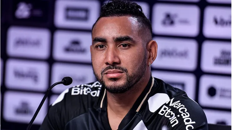 Dimitry Payet, jogador do Vasco da Gama em sua apresentação no Clube em 2023.