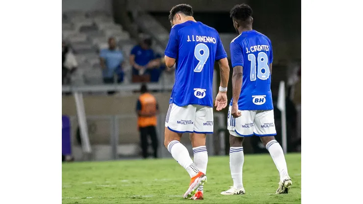 Jogadores do Cruzeiro lamentando o empate na Sul-Americana.