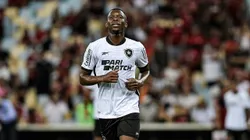 Atacante chegou após uma longa negociação envolvendo o clube carioca