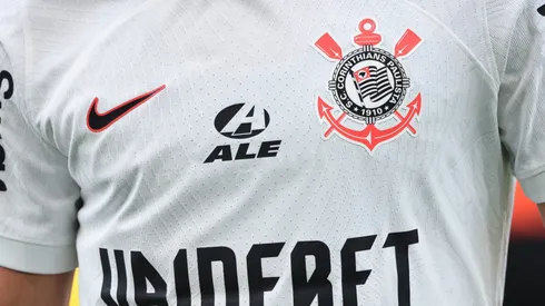 Camisa do Timão e seus patrocinadores. O Clube questiona o atual contrato com fornecedora estadunidense