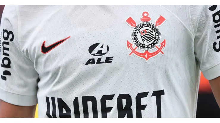 Camisa do Timão e seus patrocinadores. O Clube questiona o atual contrato com fornecedora estadunidense