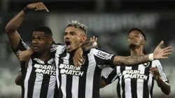 Tiquinho, Júnior Santos e Tchê Tchê comemorando um dos gols contra o Aurora na Libertadores.