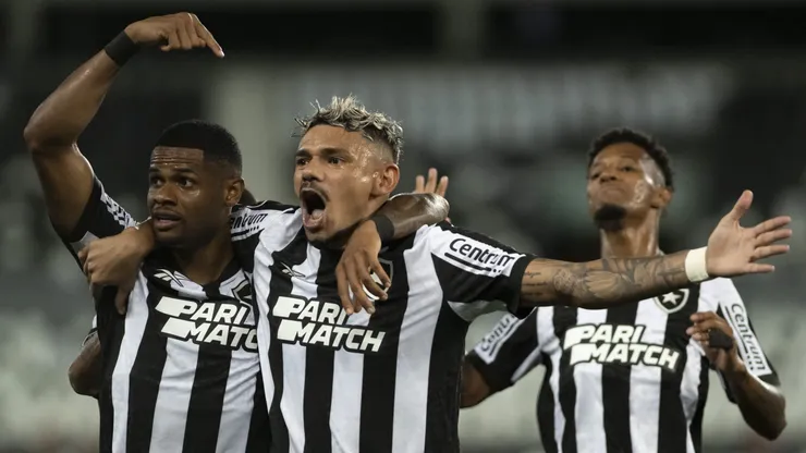 Tiquinho, Júnior Santos e Tchê Tchê comemorando um dos gols contra o Aurora na Libertadores.