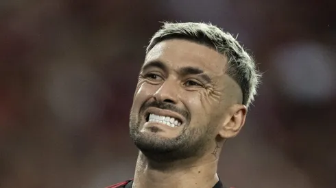 De Arrascaeta durante partida contra o Nova Iguaçu pelo Carioca 2024. Meia está valorizado no mercado da bola.