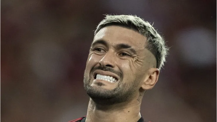 De Arrascaeta durante partida contra o Nova Iguaçu pelo Carioca 2024. Meia está valorizado no mercado da bola.