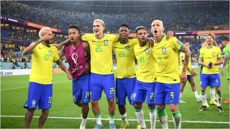 Jogadores da Seleção Brasileira comemorando uma vitória na Copa do Mundo 2022 - Foto: Justin Setterfield/Getty Images