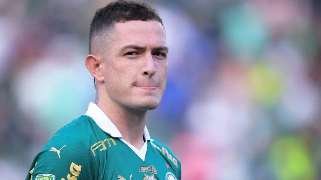 Aníbal Moreno ouvindo hino nacional - - Foto: Ettore Chiereguini/AGIF