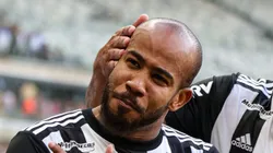Patrick comemora seu gol durante partida contra o America-MG. Volante perto de assinar saída do Galo.