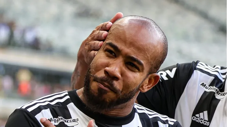 Patrick comemora seu gol durante partida contra o America-MG. Volante perto de assinar saída do Galo.