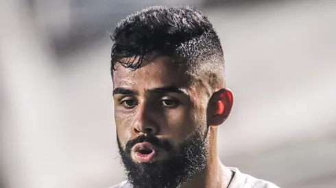 Felipe Jonatan durante partida contra o Portuguesa pelo Paulistão 2024. Lateral pode deixar o Peixe.