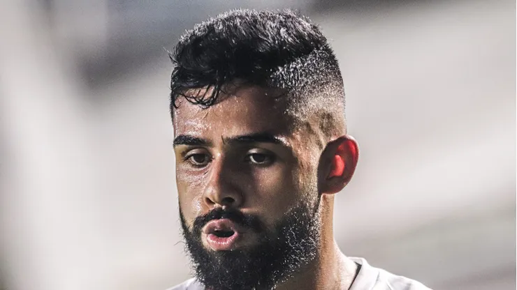 Felipe Jonatan durante partida contra o Portuguesa pelo Paulistão 2024. Lateral pode deixar o Peixe.