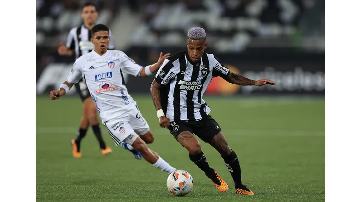 Tchê Tchê em campo pelo Botafogo na estreia da fase de grupos da Libertadores, no estádio Nilton Santos (Photo by Buda Mendes/Getty Images)