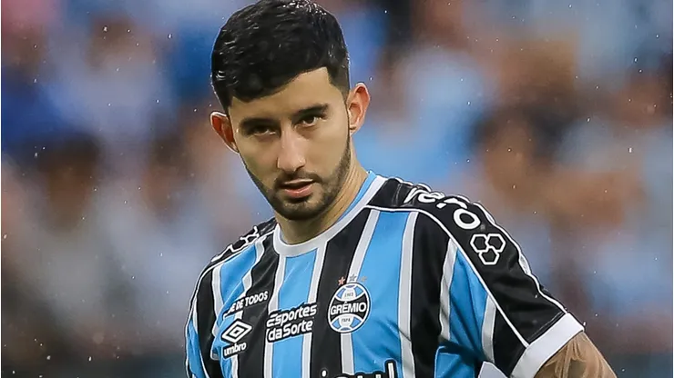 Villasanti foi zagueiro em Grêmio x Huachipato, e torcida detonou Renato Portaluppi