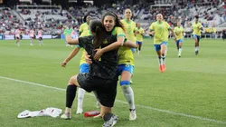 Goleira Lorena, heroína do jogo com o Japão, é festejada por Angelina e companheiras.