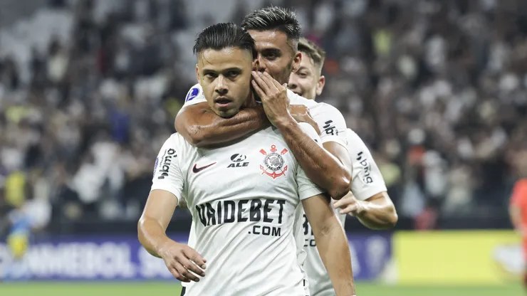 Romero marca gol contra o Nacional na Arena Corinthians, e se torna o maior artilheiro estrangeiro do Timão junto com Gurrero. Foto: Alexandre Schneider/Getty Images