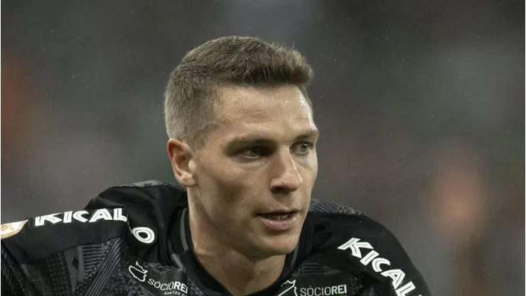 Julio Furch durante partida contra o Fluminense pelo Brasileirão 2023. Atacante pode ser negociado no mercado da bola.